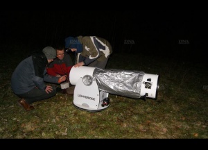 paul-pierre-et-sven-installent-le-materiel-un-telescope-de-300-mm-photos-dna-1522081533