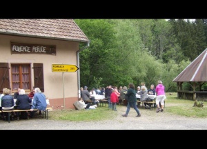 l'heure du repas en toute convivialite au refuge de la hingrie photo dna