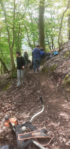 Mardi 26 avril 2022 de 10h à 16h, des élèves de SEGPA du collège Jean Georges REBER de Sainte Marie-aux-Mines ont effectué des travaux de terrassement sur le sentier des balcons (anneau vert) de Lièpvre du Club Vosgien Lièpvre Rombach Ie franc-3