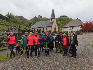 Une cinquantaine de personnes accompagnés de leur chien ont bravé courageusement les averses pluvieuses de ce samedi matin, équipés de t-shirt rose estampillés du logo de la ligue contre le cancer