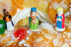 Galette des rois d’Épiphanie avec une couronne
