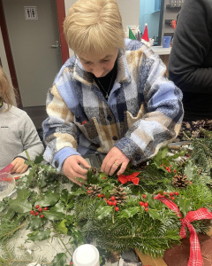 Le Club Vosgien de Lièpvre et Rombach-le-Franc organise pour la première fois un atelier de fabrication de couronnes de l’Avent à Rombach-le-Franc.
