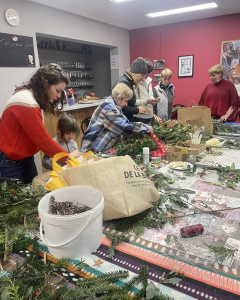 Le Club Vosgien de Lièpvre et Rombach-le-Franc organise pour la première fois un atelier de fabrication de couronnes de l’Avent à Rombach-le-Franc. -1
