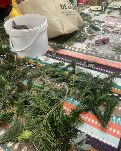 Le Club Vosgien de Lièpvre et Rombach-le-Franc organise pour la première fois un atelier de fabrication de couronnes de l’Avent à Rombach-le-Franc. -2